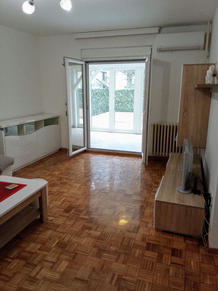 1a-sitting-room-glass-doors-Celebonovica-Bezanija-Beograd-flat-sale-tenanted-Expo-2027-prodaja-sa-zakupcima-tenanted-invest-estate-property-bitcoin-Serbia-1